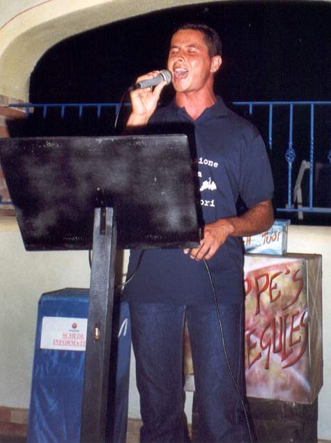 Emiliano mentre canta al  "Cuba Libre"  di Orsenigo (Como)