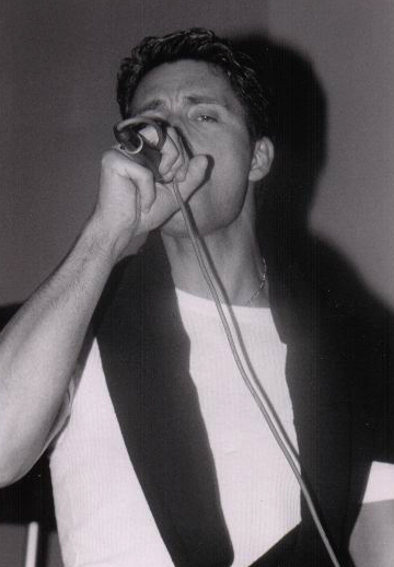 Manu mentre canta a Miami!